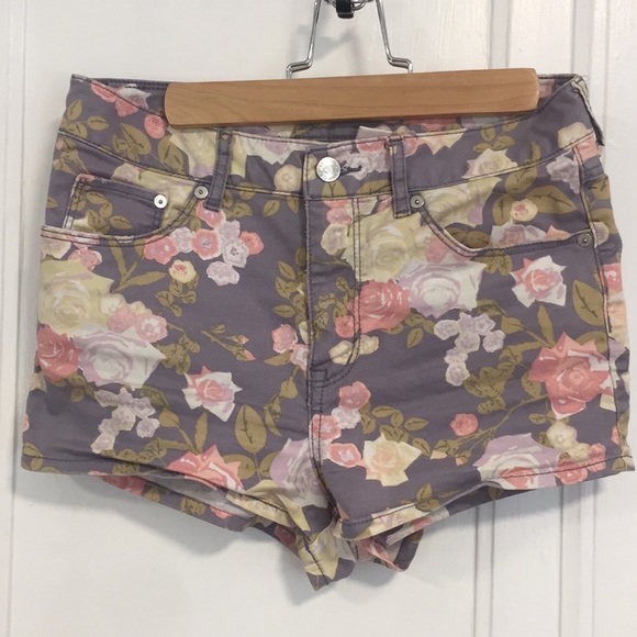 H&M Pants - High Waisted Roses Floral Shorts H&M Pants - High Waisted Roses Floral Shorts